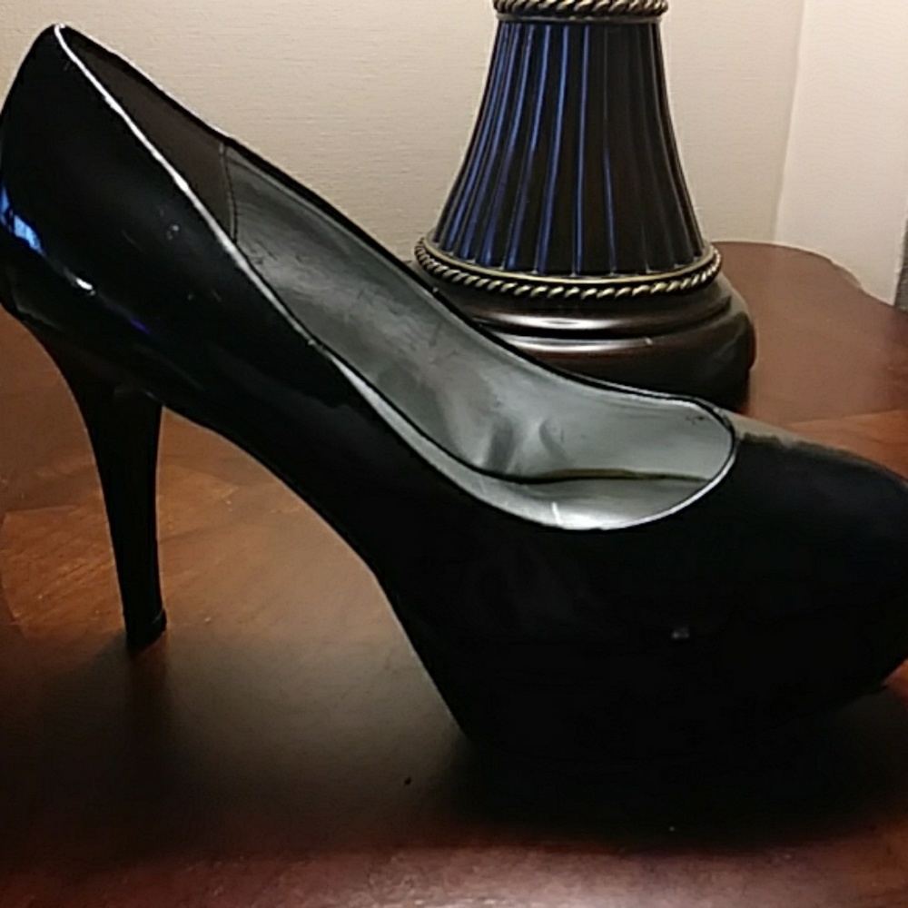 Geuss baby doll. Shinny heels .